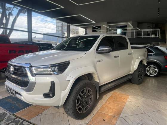TOYOTA HILUX 2.8 D-4D TURBO DIESEL CD SRX PLUS 4X4 AUTOMÁTICO TOYOTA HILUX 2.8 D-4D TURBO DIESEL CD SRX PLUS 4X4 AUTOMÁTICO